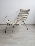 MARTIN EISLER: Cadeira de varanda da década de 50 com estrutura em ferro maciço e assento em tiras d