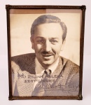 WALT DISNEY- Raríssima foto de Walt Disney, autografada e com dedicatória, medindo 23 cm x19cm, emol