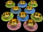 Conjunto de dez xícaras com seus respectivos pires em porcelana alemã em diversas cores, interior do