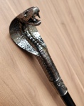 Linda bengala espada em madeira escura, com cabeça reproduzindo uma cobra em ricos detalhes. Comprim