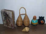 Lote de Objetos diversos, dentre eles: Um Chocalho feito artesanalmente em Sisal - um boneco de cabaça e uma castanhola