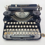 MÁQUINA de escrever antiga, início do século, marca Underwood Typewriter Company. Fábrica fundada em Nova York em 1895 | 25cm x 25cm x 11cm h