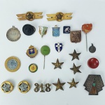 LOTE de broches e pins diversos, sendo alguns militares e outros com decoração esmaltada