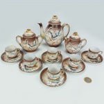 ORIENTAL: conj de bule, açucareiro, leiteira e 6 xícaras de cafezinho em porcelana pintada à mão detalhes em esmalte representando dragões. Detalhes em ouro | Bule: 15,5cm h