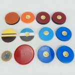 JOGO DE BOTÃO ANTIGO: 10 botões e 1 paleta, provavelmente em baquelite ou galalite. De 4,4 cm a 4,6 cm de diâmetro e de 0,5 a 0,6 mm de espessura. Paleta 5,2 cm de diâmetro