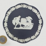 WEDGWOOD - placa antiga decorativa em biscuit com cena de biga e 2 cavalos. Possui alça no verso para pendurar na parede | 12cm diâm