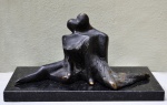 Victor Brecheret, O Abraço - escultura em bronze - med. H 15 x L 28 x P 14 cm