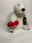 Coca-Cola - Urso de pelúcia com coração.Item usado, pode conter marcas de uso e do tempo. (ver fotos).