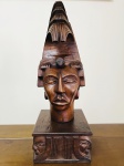 ESCULTURA COM FIGURA AFRICANA - FEITA EM MADEIRA ENTALHADA - muito bem esculpida, medindo 53 cm. de