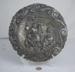 Medalhão de parede em estanho representando família de camponeses - diâm. 27cm