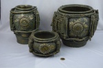 Conjunto de 3 vasos artísticos em cerâmica rattan e metal, na cor verde - diâm. 20cm, 25cm e 33cm