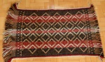 Tapeçaria feita em tear com cores e desenhos tradicionais do povo Mapuche. Chile década de 1970 - med. 107x72cm
