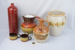 Lote de itens em cerâmica composto de pote, jarra, 2 xícaras e 2 garrafas para etílicos - alt. 29cm (maior peça)