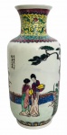 Vaso de porcelana oriental fartamente adornado com figuras humanas e paisagem em policromia. Possui registro na base e assinatura na lateral. Mede 36cm altura.