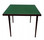 ANOS 50 - Antiga mesa de jogos com estrutura em madeira nobre, contendo pés dobráveis e tampo forrado em feltro na cor verde. Mede 75cm de altura x 91cm de largura x 91 de comprimento.