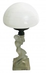 ART DECO - Luminaria de mesa para duas lâmpadas, em pasta de vidro representando figura feminina portando globo de opalina. Estilo e período art deco. Mede 36cm altura.