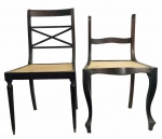 Duo de antigas cadeiras com estrutura em jacaranda, assento em palhinha, encosto vazado. No estado. Mede 87cm altura x 45cm largura.