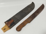 Antigo facão TRAMONTINA, medindo 43 cm. Acompanha bainha de couro. Faca e bainha apresentam marcas d
