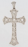 Belíssimo crucifixo em platina com 5 brilhantes pesando +- 0,10 cts cada e alguns menores, med. 5,1