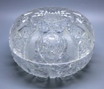 CRISTAL - Belo recipiente com tampa em cristal, finamente lapidado com o padrão estrela. Med. 15x26 cm.