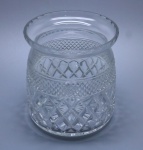DEMI CRISTAL - Vaso floreira em demi cristal lapidado, decoração padrão bico de jacá. Med, 13x11,5 cm.