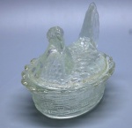 DEMI CRISTAL - Antiga manteigueira em demi cristal moldado em formato de galinha, incolor. Med. 10x13x10 cm.