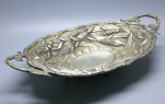 PRATA DE LEI - Centro de mesa em prata portuguesa P Coroa, repuxada, lavrada, cinzelada, decorada em relevo, representando milharal. Med. 10x50x29 cm e peso 1253 grs.