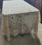 CAMA - MESA - BANHO - Toalha de mesa rendada em tom marrom. Marcas do tempo Med. 280x160 cm.