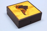 DIVERSOS - Caixa porta joia em madeira nobre marchetada com mapa da América do Sul. Med. 3,5x10x10 cm.