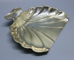 CHRISTOFLE - Pá cata migalhas em metal espessurado a prata em formato de concha. Med. 20x23 cm. Desgastes.
