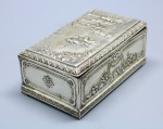 METAL - Delicada caixa porta joias em metal espessurado a prata, decorado em relevo com cena greco romana e gravada. DELETTRES - PARIS. Med. 6x12x7 cm.