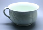 PORCELANA - Antigo urinol/pinico em porcelana com decoração em alto relevo. J&G MEAKIN. Med. 14x27x24 cm. Marcas do tempo.