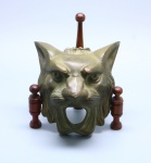 BRONZE - Acabamento em bronze com feitio de face de felino. Med. 18x16 cm.
