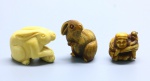 DIVERSOS - Lote de 3 miniaturas em marfim, esculpidas, sendo coelhos e chinês com macaco. Med. 3 cm e 4 cm. Pequenas faltas.