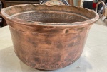 COBRE - Grande panela / tacho, alto em cobre, falta uma alça, amassados no fundo. Med. 22x39 cm.