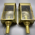 DIVERSOS - Antigo par de lanternas em metal dourado polido, vidros bisotados e instalação elétrica nova. Med. 40x18x13 cm.