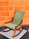 MOBILIÁRIO - Cadeira de balanço em madeira nobre, estofada. Med. 72x76x53 cm.