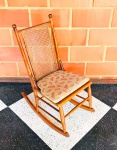 MOBILIÁRIO - Cadeira de balanço em madeira nobre, torneada, assento e encosto em palha natural. Med. 89x74x42 cm.