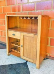 MOBILIÁRIO - Bar/balcão em madeira nobre, possui gaveta, porta, adega, e porta taças. Med. 104x90x45 cm.