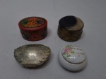 Lote de 4 caixas decorativas, sendo 1 em porcelana, 2 em metal e outra em papel marchê. Medindo uma delas 5cm de diâmetro.