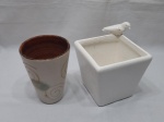 Lote de 2 vasos decorativos, sendo um em porcelana branca (leve bicado) e um em cerâmica pintada. Medindo o branco 14cm x 14cm x 15cm de altura.