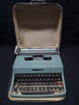 Antiga maquina de escrever Olivetti Lettera 22, na cor verde, no estojo original. Necessita de revisão.