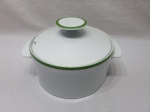 Sopeira redonda com 2 alças em porcelana Renner Medaillon, friso verde e ouro. Medindo 21cm x 10cm de altura. Peça com leves desgastes na cor.