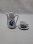 Miniatura de bule e xícara de café em porcelana branca com estampa floral. Medindo o bule 10cm de altura.