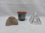 Lote composto de cachepot em cerâmica, enfeite de piramide em vidro e enfeite de pedra com peixes em pedra. Medindo o cachepot 10,5cm x 8,5cm de altura.