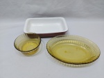 Lote de pequena petisqueira em porcelana, petisqueira oval e bowl em vidro Colorex canelado. Medindo a travessa em porcelana 22cm x 14cm x 4cm de altura.