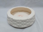 Grande cinzeiro em porcelana branca trabalhada com relevos. Medindo 20cm x 7cm de altura.