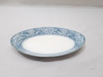 Travessa oval em porcelana Inglesa friso azul com flores, medindo 22cm x 13cm x 3,5cm de altura.