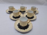 Jogo de 6 xícaras de café com pires em porcelana Schmidt amarela com friso ouro. Medindo a xícara 4,5cm x 4,5cm de altura. Desgaste na douração.