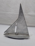 Escultura na forma de barco em aluminio. Medindo 25cm de comprimento x 32cm de altura.